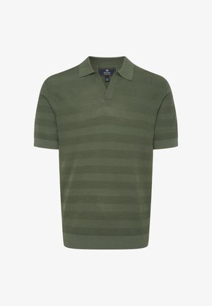 Camisa polo de manga corta en verde olivo con rayas horizontales texturizadas, cuello en V y puños acanalados. Tejido suave y transpirable.