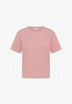 Mehka roza kratka majica z okrolim izrezom, ravnim robom in majhno belo etiketo znotraj ovratnika z napisom "PART TWO".