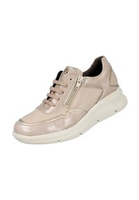 Zapatilla de cuero beige con superficie texturizada, que presenta un cierre de cremallera y cordones tradicionales. Suela de goma blanca gruesa con costuras de acento.