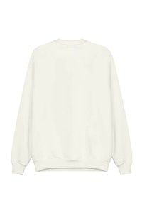 Hanorac alb cu guler rotund, cu mâneci lungi. Design simplu, cu manșete și tiv ribbate, textură de țesătură moale, fără logo-uri sau modele vizibile.
