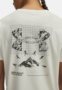 Under Armour TRAIL RUN GRAPHIC - Sport T-shirt - stone