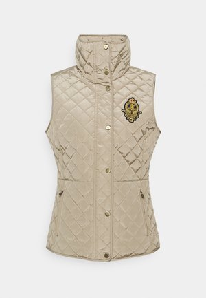 Beige gestepste ärmellose Weste mit hohem Kragen, vorderen Druckknöpfen, Reißverschlusstaschen und besticktem Wappen auf der linken Brust.