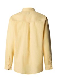 Vue arrière d'une chemise décontractée jaune pâle à manches longues, poignets boutonnés, avec un pli au centre du dos et un col classique.