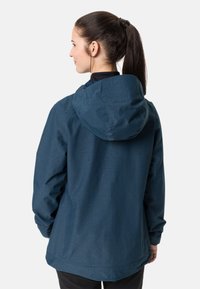 Giacca impermeabile blu scuro con cappuccio, caratterizzata da una texture liscia e una vestibilità comoda, cuciture visibili e un orlo posteriore leggermente allungato.