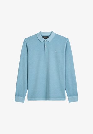 Lichtblauw poloshirt met lange mouwen gemaakt van zacht stof. Voorzien van een puntige kraag, knopen en een klein wit logo op de borst.