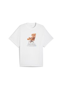 Hvid kortærmet t-shirt med en brun illustreret stoldesignet og teksten "Ring ikke til din snaps, ring til din terapeut."