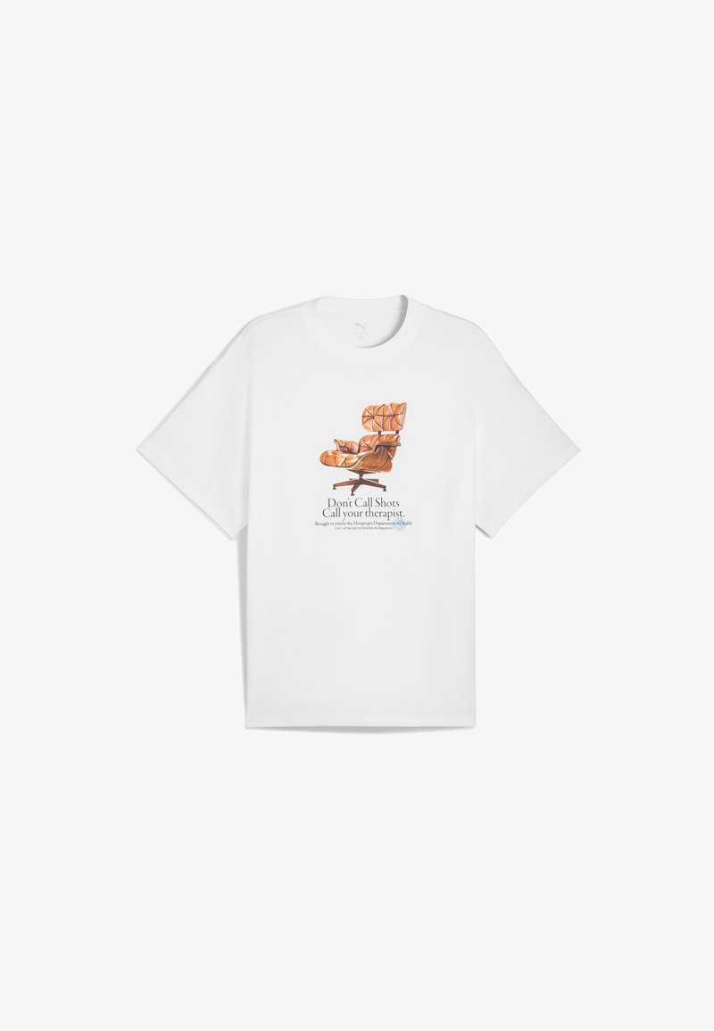 Hvid kortærmet t-shirt med en brun illustreret stoldesignet og teksten "Ring ikke til din snaps, ring til din terapeut."