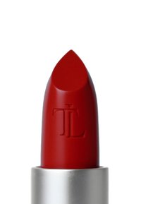 Rote Lippenstift mit spitzem Bullet-Design. Mattes Finish mit eingeprägtem Logo. Silberfarbener, metallischer Zylinder. Glatte Textur.