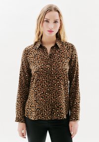Camicia button-up a stampa leopardata marrone con maniche lunghe, colletto a punta e bottoni neri. Tessuto liscio con una texture lucida.