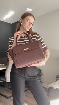 Barna bőr kézitáska strukturált kialakítással, felső fogantyúkkal és elülső zsebbel. Arany színű fémrészek az elején.