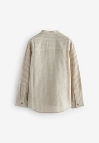 Beige langærmet skjorte med tynde lodrette striber, knappede manchetter og et lige bagstykke, vist bagfra på en hvid baggrund.