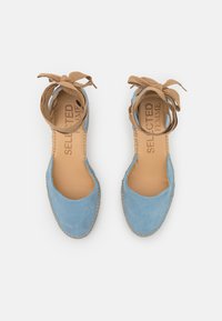 Selected Femme SLFMIA WEDGE  - Sapatos de salto alto com atacadores - blue bell