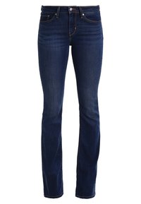 Jeans de mezclilla azul oscuro con corte ajustado, cremallera en la bragueta y diseño clásico de cinco bolsillos. Detalles cosidos y textura ligeramente desgastada en los muslos.