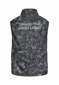 Juodas liemenėlis su tekstūruotu raštu, aukštu apykakle ir ryškiu užrašu "CHASE THE FIRST LIGHT" pilka spalva ant nugaros.