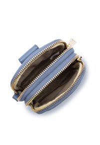 Portefeuille compact en tissu bleu avec deux zips, quincaillerie dorée et doublure intérieure beige. Il dispose d'une petite poignée supérieure pour un transport facile.