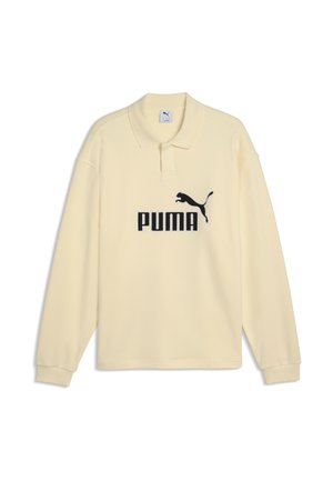 Kremowa koszulka polo z długim rękawem, z czarnym logo Puma i tekstem na środku z przodu, z klasycznym kołnierzykiem i mankietami na rękawach.