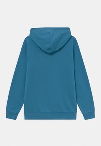 Felpa con cappuccio di colore teal uniforme. Realizzata in tessuto morbido con maniche lunghe e tasca a marsupio frontale. Texture liscia, design semplice.