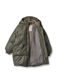 Vadderad huvad jacka i olivgrönt, med en framficka, ribbstickade muddarna och ett rutigt foder. Etikett synlig på insidan.