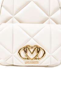 Borsa a tracolla bianca trapuntata con finitura lucida, caratterizzata da un logo dorato "Love Moschino" e accenti a forma di diamante. Texture morbida e design strutturato.