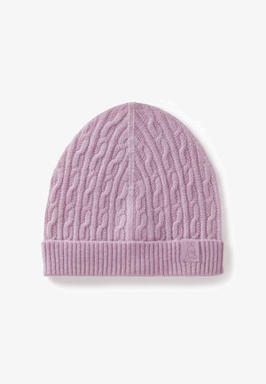 Cappellino in maglia a trecce di colore rosa chiaro, con polsino a coste e una piccola targhetta con logo sul davanti. Texture morbida con dettagli distinti del motivo.