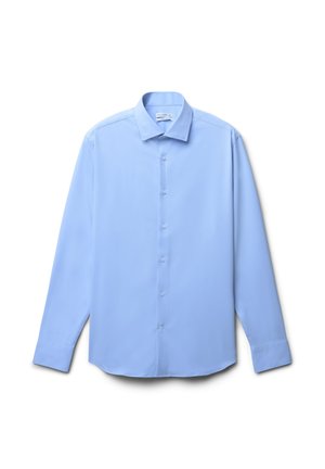 Hellblaues Langarmhemd mit Knöpfen an der Vorderseite und einem spitzen Kragen auf weißem Hintergrund.