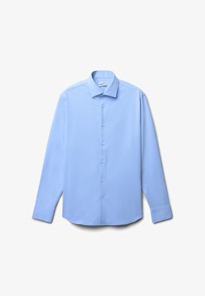 Hellblaues Langarmhemd mit Knöpfen an der Vorderseite und einem spitzen Kragen auf weißem Hintergrund.
