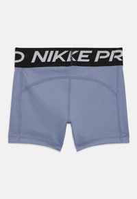 Mėlyni sportiniai šortai su juodu elastiniu juosmeniu, ant kurio užrašytas "NIKE PRO" balta spalva. Lygus paviršius su plokščiais siūlais ir prigludusi forma.
