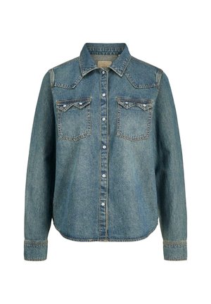 Denimová košile na knoflíky ve světle modré barvě, která má dvě náprsní kapsy, špičatý límec a šití podél švů a manžet.