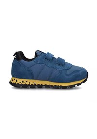 Sneaker blu con tomaia in camoscio e tessuto, due cinturini in velcro, intersuola gialla e suola in gomma nera a zigzag.