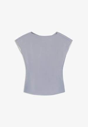 Top azzurro chiaro a maniche corte con scollatura ampia e texture liscia. Presenta un design minimalista senza fantasie o decorazioni.