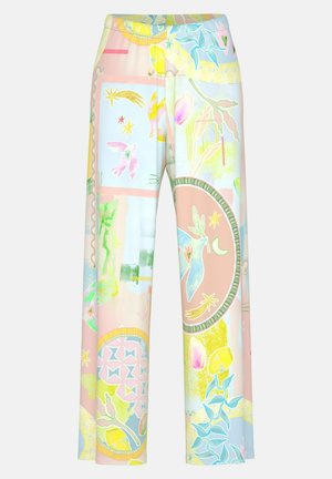 Loszittende broek met pastel abstracte bloem- en sterpatronen in roze, blauw, geel en groen op een lichtroze achtergrond.