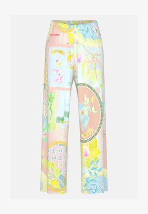 Loszittende broek met pastel abstracte bloem- en sterpatronen in roze, blauw, geel en groen op een lichtroze achtergrond.