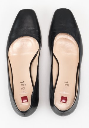 Černé kožené baleríny se čtvercovou špičkou, otevřenými bočními stranami a hladkým povrchem. Mají červený čtvercový akcent na patě. Interiér je béžový.