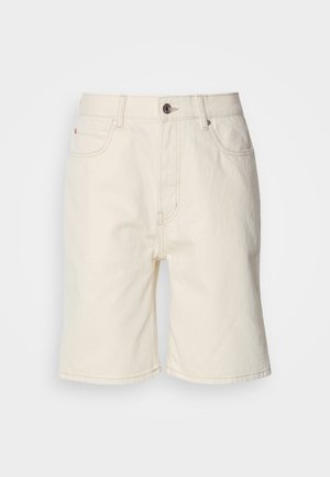 Beige denimshorts med rett snitt, fem lommer og knappelukking foran. Lett strukturert stoff med synlige sømmer.