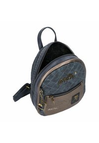 Gepolsterter Rucksack aus marineblauem und bronzenem Leder mit einem Reißverschluss-Hauptfach. Mit dekorativem Beschlag und einer Fronttasche mit Logo.