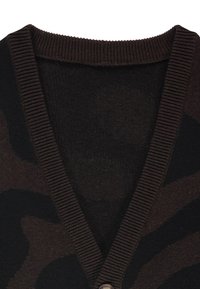 Dunkelbrauner Cardigan mit V-Ausschnitt, geripptem Halsbund und strukturiertem Camouflage-Muster mit einer einzelnen Knopfleiste. Weiches Strickmaterial.