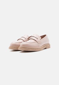 Mocassins en cuir rose pâle avec une finition lisse, dotés d'une bride sur le cou-de-pied et d'une semelle texturée et légère.