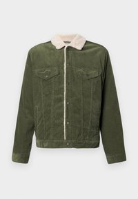 Veste en velours côtelé vert olive avec col en polaire blanche, fermeture par boutons, deux poches poitrine à rabat et poches latérales.