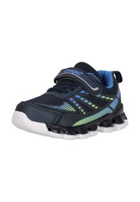 Marineblaue Sportschuhe mit Mesh-Obermaterial, Klettverschluss, grünen und blauen Akzenten sowie einer weißen Gummisohle, die über auffällige stoßdämpfende Segmente verfügt.