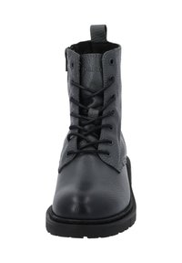 Stivaletto alla caviglia in pelle nera con punta rotonda, tomaia testurizzata, chiusura frontale con lacci e linguetta posteriore; una suola in gomma resistente completa il design.