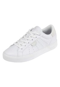 Scarpa sportiva bianca con tomaia in pelle liscia, design con lacci, dettagli perforati sui lati e suola in gomma testurizzata. Logo Fila visibile.