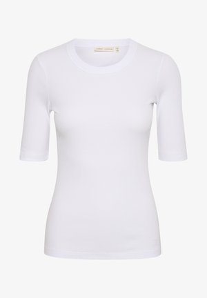 T-shirt blanc à côtes avec un col rond et des manches courtes. Le tissu semble doux et extensible, au design ajusté avec un détail de logo subtil.