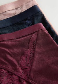 Drei Paare Damenunterhosen in Mauve, Marineblau und Burgunderrot. Das burgunderrote Paar hat florale Spitze am Bund.