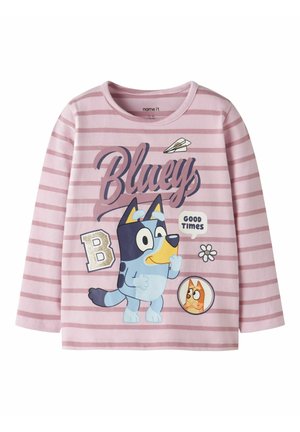 Pink langærmet stribet skjorte med tegneserieblå hund, papirfly, blomst og teksten "Bluey", "B" og "Good Times" foran.