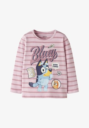 Chemise rose à manches longues rayée avec un chien bleu de dessin animé, un avion en papier, une fleur et les mots « Bluey », « B » et « Good Times » sur le devant.