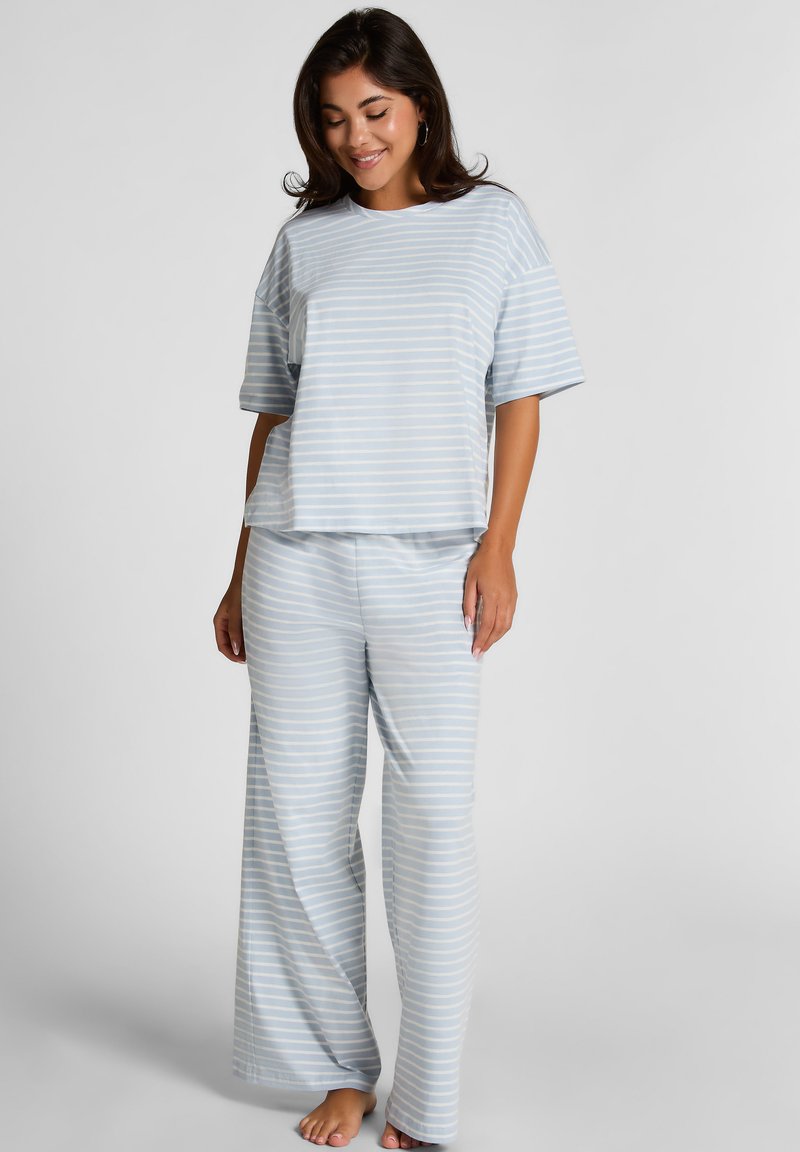 Lichtblauw gestreepte pyjamastel met een losse korte mouwen top en brede broekspijpen, gemaakt van zachte, comfortabele stof met een ontspannen ontwerp.