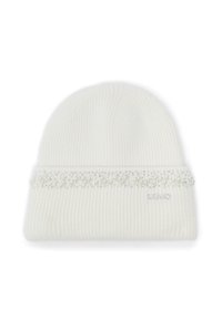 Bonnet en tricot côtelé blanc avec revers, orné de petites perles et de perles transparentes disposées en motif décoratif.