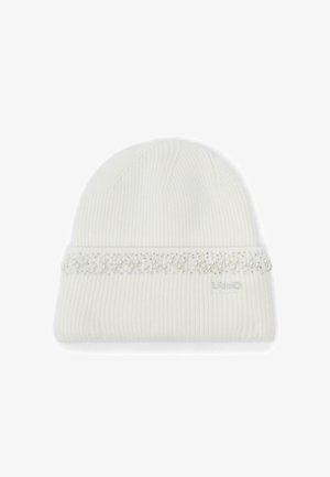 Bijela rebrasta pletena kapa s preklopljenim rubom ukrašena malim biserima i prozirnim perlicama u dekorativnom uzorku.