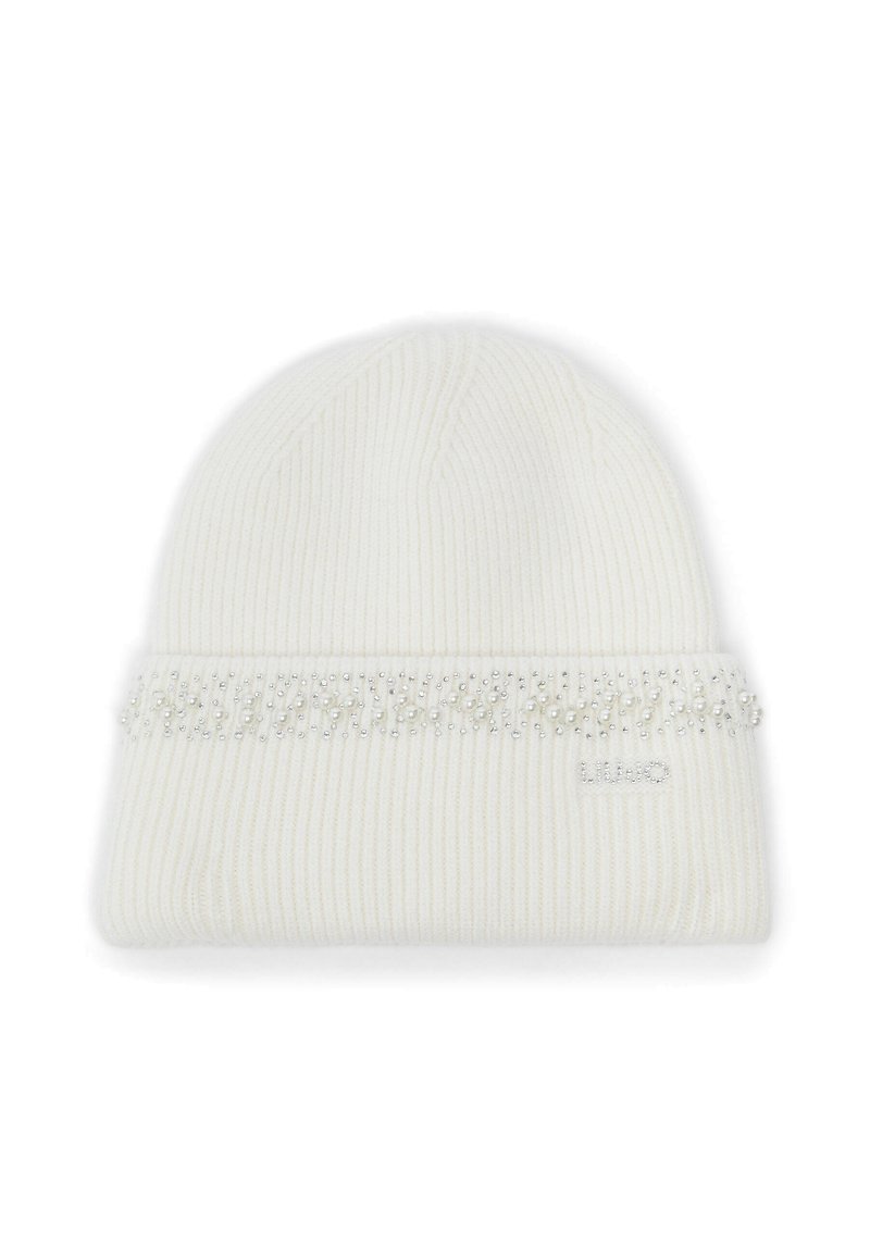 Bonnet en tricot côtelé blanc avec revers, orné de petites perles et de perles transparentes disposées en motif décoratif.