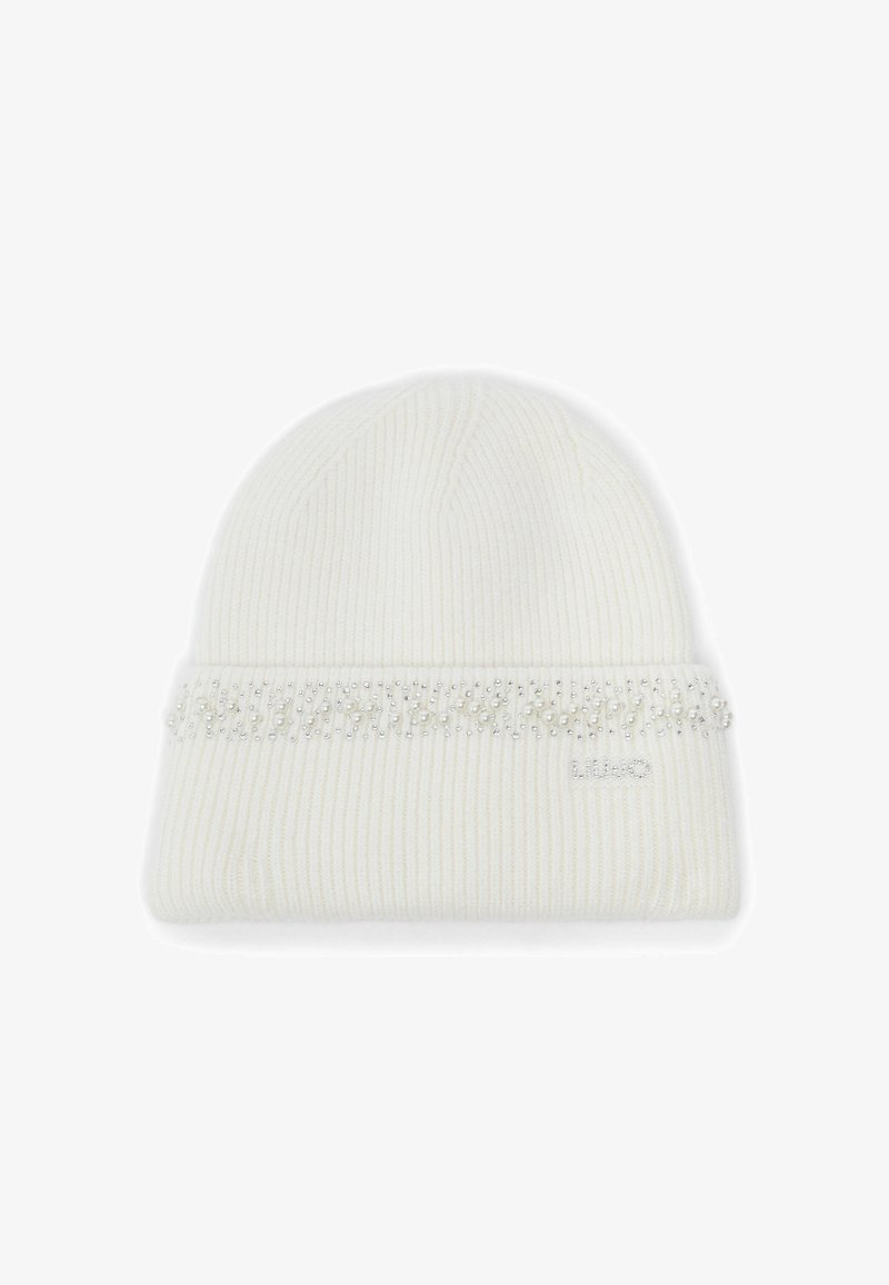 Bonnet en tricot côtelé blanc avec revers, orné de petites perles et de perles transparentes disposées en motif décoratif.